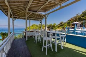 倫邦岸島的住宿－Kov Ceningan，一个带桌椅的庭院和大海