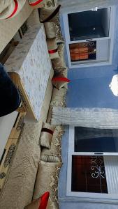 een kamer met rode schoenen en een raam bij شقة مجهزة بالكامل in Saidia 