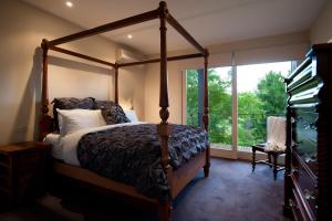 Una cama o camas en una habitación de Lakevista