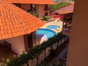 Una vista aérea de un edificio con piscina. en Apartamento Villa do Porto, a 300 metros do Beach Park, en Aquiraz