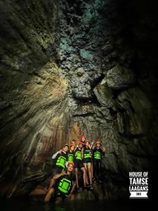 Un groupe de personnes debout dans une grotte dans l'établissement House of TamSe Laagans ' Inn, à Badian