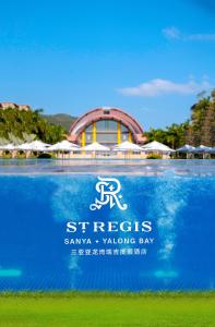 三亚亚龙湾瑞吉度假酒店 - 海上庄园精致体验内部或周边的泳池