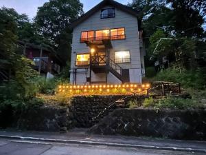duży dom z oświetleniem przed nim w obiekcie FOREST HOUSE w mieście Kusatsu