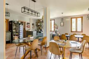 Restoranas ar kita vieta pavalgyti apgyvendinimo įstaigoje Locanda delle grotte di Onferno