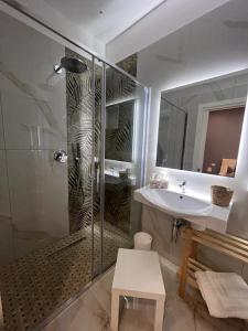 Ένα μπάνιο στο GoldenHouse