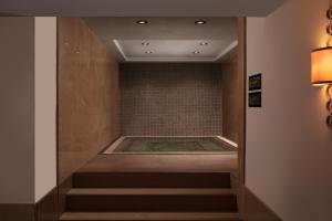 un corridoio con vasca da bagno in camera di Istanbul Marriott Hotel Pendik a Istanbul