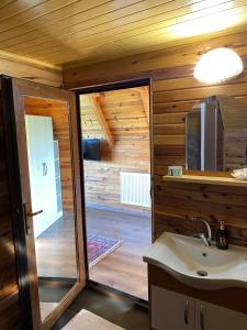 a bathroom with a sink in a wooden cabin at Vaveyladağevleri in Çamlıhemşin