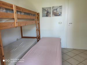 A bed or beds in a room at Appartamenti in Villa Még 37 kép