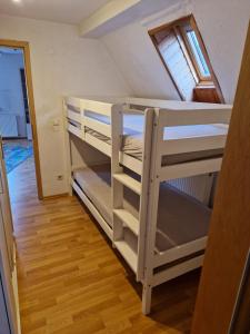 a couple of bunk beds in a room at Ferienwohnung Blumenshein bei Speyer Karlsruhe Familienfreundlich 5 Pers in Zeiskam