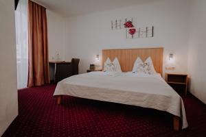 Łóżko lub łóżka w pokoju w obiekcie Sporthotel Kitz inkl Sommercard, kostenlose Maut für die Großglockner Hochalpenstraße, zentrale Lage mit bestem Ausblick