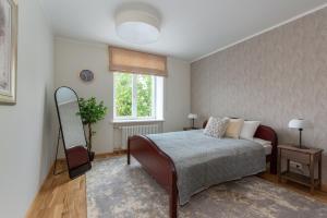 sypialnia z łóżkiem i oknem w obiekcie Old town luxury penthouse apartment with Emajõgi view w mieście Tartu