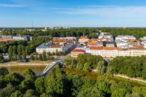 une vue aérienne sur une ville avec un pont sur une rivière dans l'établissement Old town luxury penthouse apartment with Emajõgi view, à Tartu