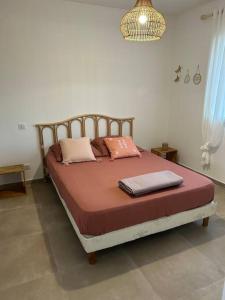 Villa mina في جيزنوكسيا: سرير عليه وسادتين في غرفة النوم