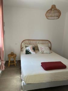 Villa mina في جيزنوكسيا: سرير عليه وسادتين في غرفة