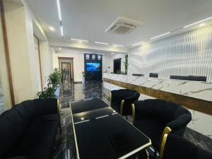 sala konferencyjna z krzesłami i stołem oraz bar w obiekcie Oqshom Plaza Hotel w Karszy