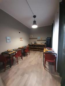 une chambre avec des tables et des chaises ainsi qu'une cuisine dans l'établissement Rambling Rooms, à Campomarino