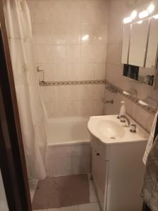 y baño con lavabo, bañera y aseo. en Apartamento Cálido en Belgrano en Buenos Aires