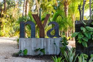 Um jardim no exterior de Hotel Nya