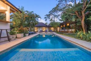 スミニャックにあるAryana Estate by Villas Direct Baliの家の前のスイミングプール像