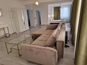 uma sala de estar com um sofá e uma mesa em Caprice Deluxe Accomodation em Drobeta-Turnu Severin