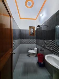 uma casa de banho com um WC e um lavatório em Bora's Homestay em Haldwani