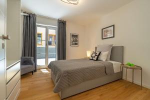 um quarto com uma cama e uma janela em Poschinger Carré em Traunstein