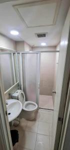 een badkamer met een toilet, een wastafel en een douche bij Azure Beachview Affordable Price in Manilla