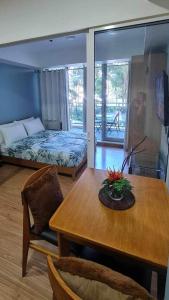 een slaapkamer met een bed en een tafel met een eetkamer bij Azure Beachview Affordable Price in Manilla