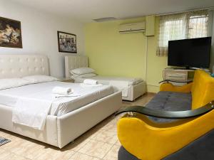 Televisyen dan/atau pusat hiburan di Hotel Odhisea Qeparo