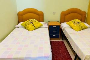 Tempat tidur dalam kamar di Madrid city modern apartment in villa, free WIFI