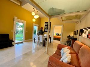 un salon avec un canapé et une table dans l'établissement Madrid city modern apartment in villa, free WIFI, à Arroyomolinos