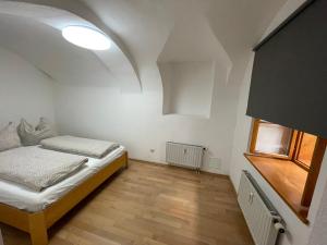 een kleine slaapkamer met een bed en een raam bij Ferienwohnung Sommeralm in Arzberg