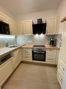 Una cocina o cocineta en Ferienwohnung Sommeralm