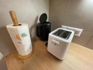 a counter with a white stove and a blender at Ferienwohnung Sommeralm in Arzberg