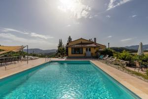 - une piscine en face d'une maison dans l'établissement San Martino Country Villa B&B, à Barberino di Mugello