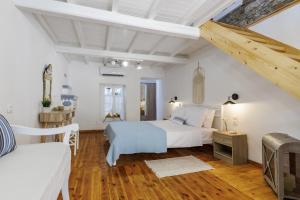 sypialnia z 2 łóżkami i drewnianą podłogą w obiekcie AIKATERINI'S House w mieście Skopelos