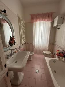 a bathroom with a sink and a toilet and a tub at B&B Casa Tua in Venafro