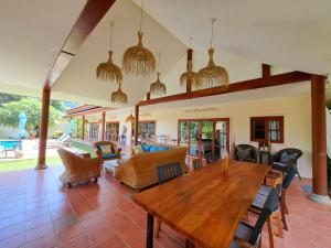 sala de estar con mesa de madera y sillas en Laura Guest House Samui en Lamai