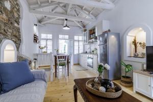 AIKATERINI'S House في سكوبيلوس تاون: غرفة معيشة مع أريكة وطاولة