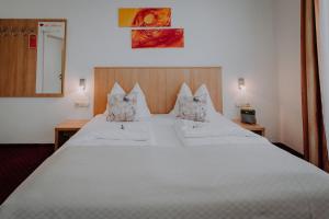 Łóżko lub łóżka w pokoju w obiekcie Sporthotel Kitz inkl Sommercard, kostenlose Maut für die Großglockner Hochalpenstraße, zentrale Lage mit bestem Ausblick