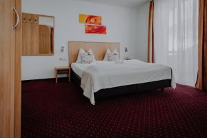 Łóżko lub łóżka w pokoju w obiekcie Sporthotel Kitz inkl Sommercard, kostenlose Maut für die Großglockner Hochalpenstraße, zentrale Lage mit bestem Ausblick