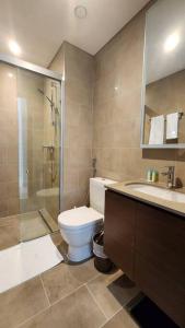 uma casa de banho com um WC, um chuveiro e um lavatório. em STAY BY LATINEM Luxury 1BR Holiday Home CVR B3101 near Burj Khalifa em Dubai