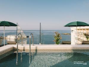 uma piscina com vista para o oceano em AluaSoul Palma Hotel Adults Only em Can Pastilla