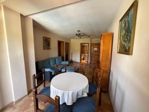 A seating area at Hotel Restaurante Los Caños de la Alcaiceria