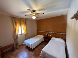 A bed or beds in a room at Hotel Restaurante Los Caños de la Alcaiceria