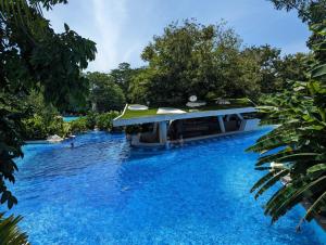 Maribago的住宿－Dominiks Stylish Resort Gem Ocean View Pool Queen Bed at Tambuli 8 Floor Fast Wifi，一条蓝色河流中的船
