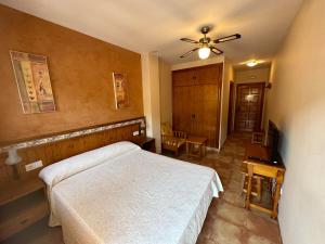 A bed or beds in a room at Hotel Restaurante Los Caños de la Alcaiceria
