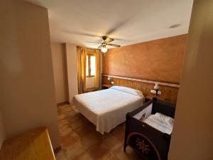 A bed or beds in a room at Hotel Restaurante Los Caños de la Alcaiceria