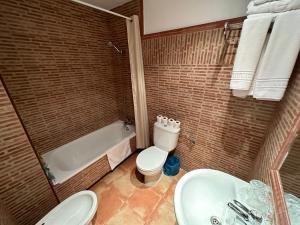 A bathroom at Hotel Restaurante Los Caños de la Alcaiceria
