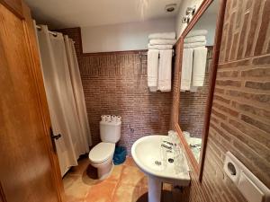 A bathroom at Hotel Restaurante Los Caños de la Alcaiceria